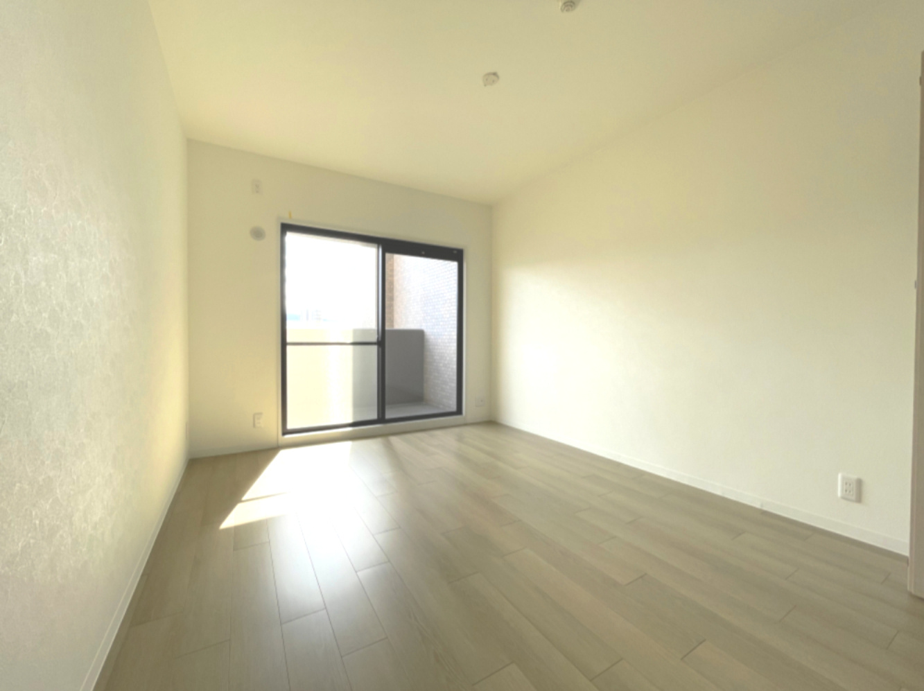 パークヒルズ中須公園の洋室|約6.8帖の洋室とメインバルコニーがつながった、開放感のある間取りです！