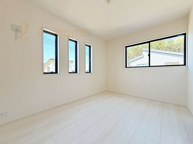 かすみがうら市下稲吉2期　新築戸建て　8号棟の洋室|2面窓の風通しの良い洋室です♪差し込む暖かな陽当たりで、室内がくつろげる空間に早変わりです♪