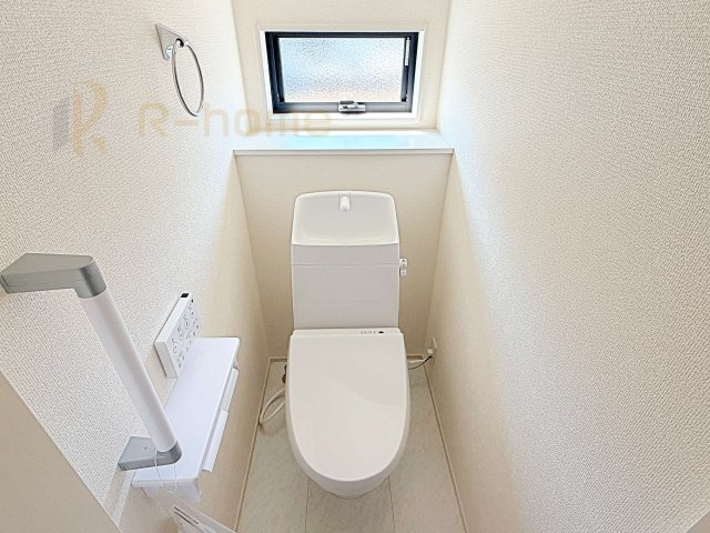 かすみがうら市下稲吉2期　新築戸建て　8号棟のトイレ|温水洗浄便座付きのトイレ。
トイレが２ヵ所設置で朝の忙しい時間でも安心です。
