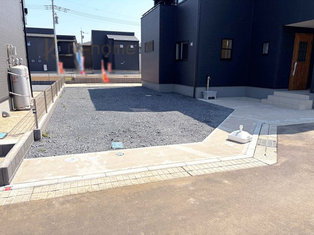 かすみがうら市下稲吉2期　新築戸建て　8号棟の駐車場|4台駐車できるカースペース！