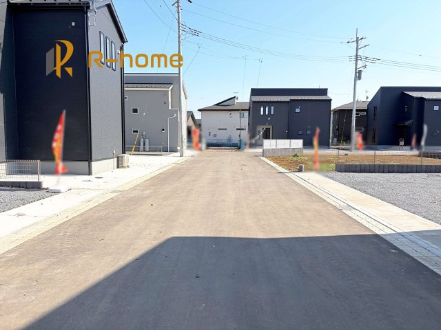 かすみがうら市下稲吉2期　新築戸建て　8号棟の前面道路含む現地写真|堂々！建物完成♪実際のお部屋をご見学可能です♪
ご見学が一番の資料！お気軽にお問い合わせ下さい♪