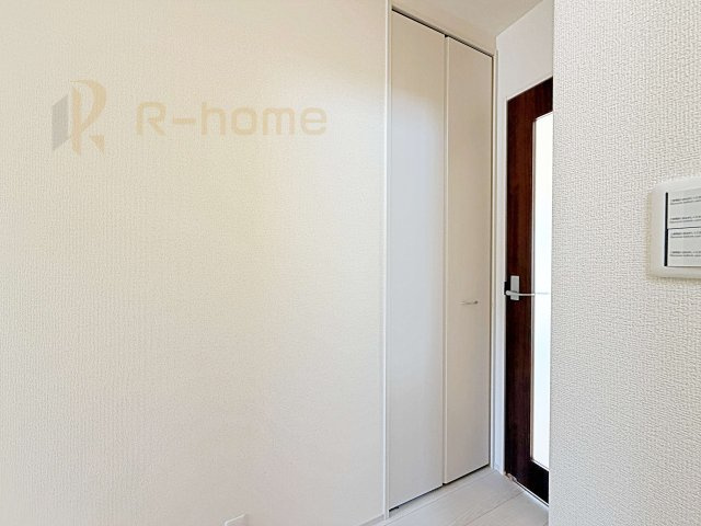 かすみがうら市下稲吉2期　新築戸建て　8号棟の収納|掃除用具などの収納に便利なホール収納！