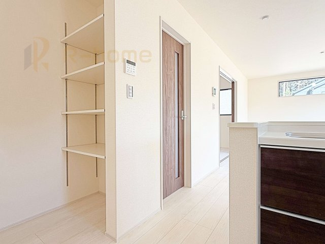 かすみがうら市下稲吉2期　新築戸建て　8号棟の収納|キッチンにはパントリーを設置！キッチン回りの整理整頓の悩みも解決♪
