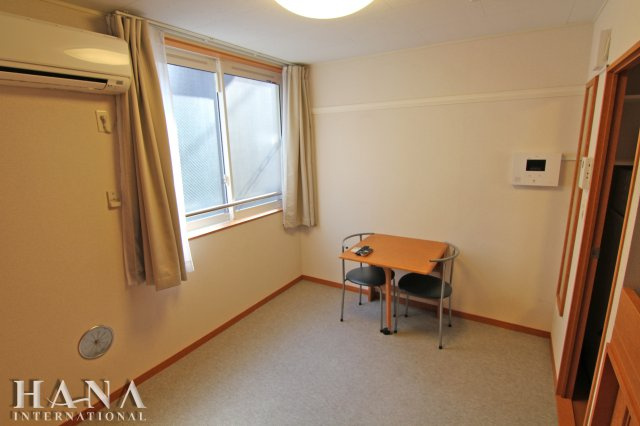 レオパレスレヴ　メゾンの居間・リビング