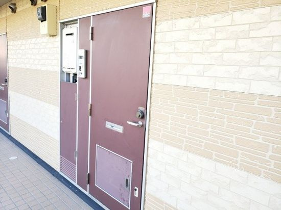 レオパレスレヴ　メゾンの玄関