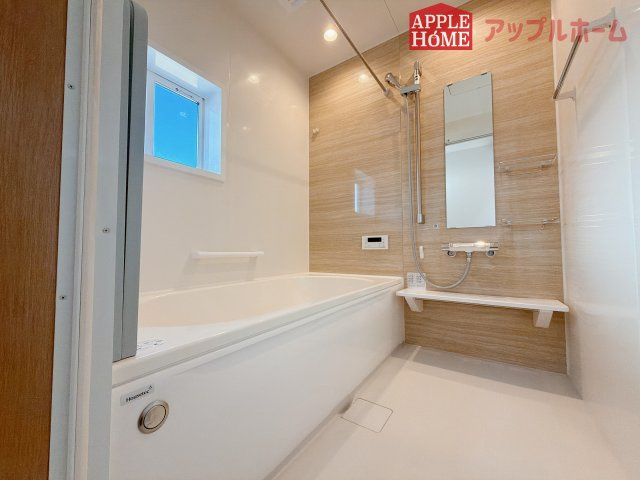 [新築住宅]  羽生市加羽ヶ崎 第1期の浴室|窓付きのバスルームは、採光もあり明るく気持ちの良い空間です。窓があることで、換気環境も良好。掃除もスムーズに出来ます