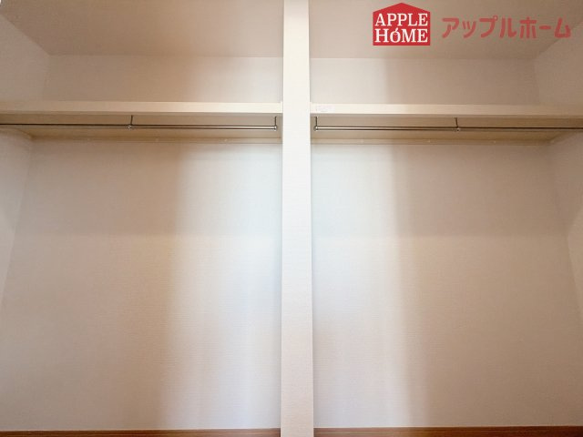 [新築住宅]  羽生市加羽ヶ崎 第1期の収納|お洋服を大切にされる方に大変喜ばれる、ウォークインクローゼット。お洋服以外にも掃除機やスーツケースなどを一箇所に集約できるのは魅力ですね！扉が一箇所ですので、お部屋の見た目にもスッキリ！