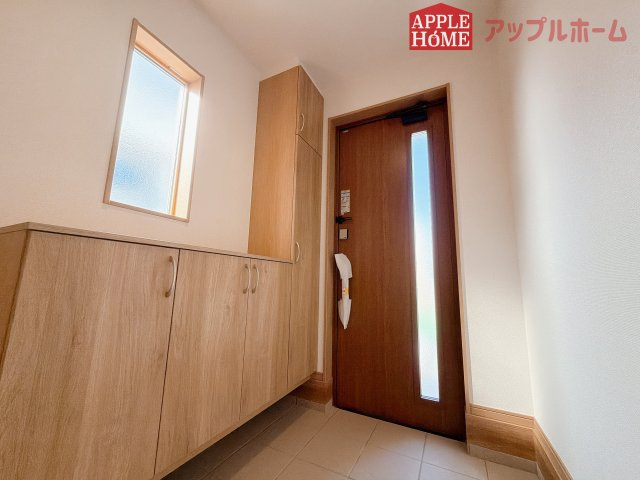[新築住宅]  羽生市加羽ヶ崎 第1期の玄関|住まう人も来客も入った時にワクワクさせてくれるオシャレな玄関♪収納もたっぷりあるので、靴がたくさんあっても安心！