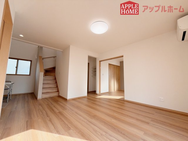 [新築住宅]  羽生市加羽ヶ崎 第1期の居間・リビング|広々リビング×対面キッチンで家族の会話も弾みます♪家族団らんの秘訣は間取りにあり☆夢のマイホームを一緒に叶えましょう！