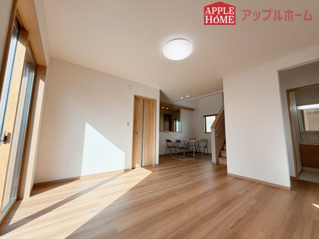 [新築住宅]  羽生市加羽ヶ崎 第1期の居間・リビング|窓から差し込む光で家族を温かく包み込みます。明るいリビングで子育てする喜びを☆いつでも見学可能です！