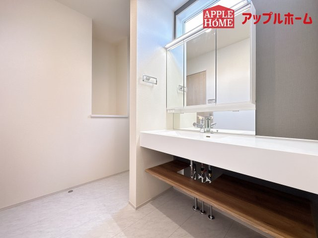 [新築住宅] 坂戸市鶴舞2丁目 4期 全1棟の独立洗面台|ゆとりの洗面スペースで朝の身支度も快適スムーズに。３面鏡で髪のセットやお化粧もストレスなくこなせ、朝から気分良く通勤通学に向かえそうですね！鏡の裏にはたっぷりと収納スペースを標準装備