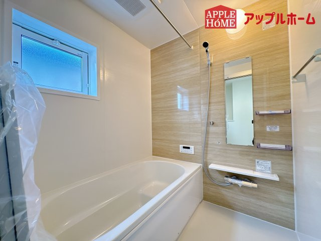 [新築住宅] 坂戸市鶴舞2丁目 4期 全1棟の浴室|窓付きのバスルームは、採光もあり明るく気持ちの良い空間です。窓があることで、換気環境も良好。掃除もスムーズに出来ます