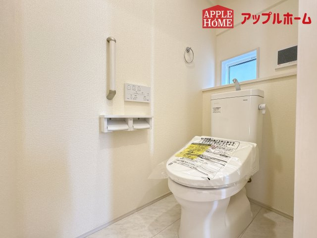 [新築住宅] 坂戸市鶴舞2丁目 4期 全1棟のトイレ|白を基調とした清潔感のある明るい空間。温水洗浄便座付きで、毎日快適・清潔に使用できます。操作しやすい壁面リモコンを採用しています。
