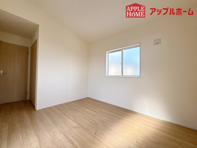 [新築住宅] 坂戸市鶴舞2丁目 4期 全1棟の洋室|２階居室は全室収納あり！たっぷりある収納活用でお部屋もキレイを保てます♪