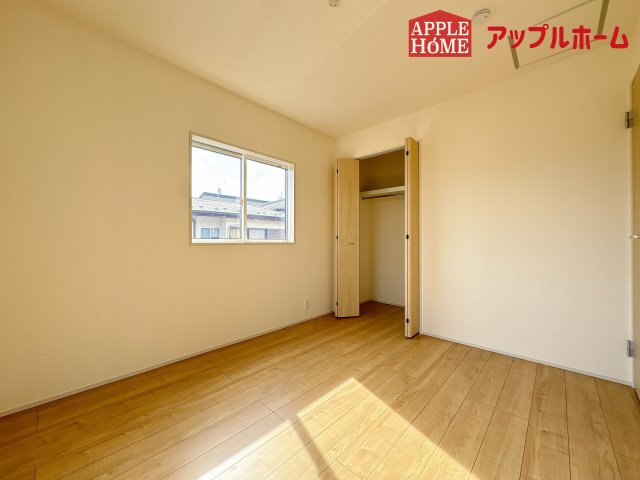[新築住宅] 坂戸市鶴舞2丁目 4期 全1棟の洋室|２階居室は全室収納あり！たっぷりある収納活用でお部屋もキレイを保てます♪