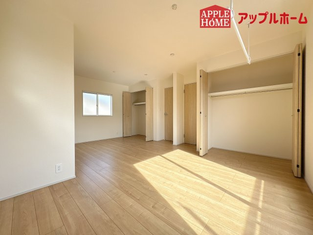 [新築住宅] 坂戸市鶴舞2丁目 4期 全1棟の洋室|２階居室は全室収納あり！たっぷりある収納活用でお部屋もキレイを保てます♪