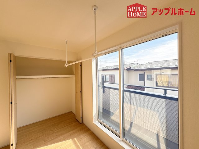 [新築住宅] 坂戸市鶴舞2丁目 4期 全1棟の洋室|２階居室は全室収納あり！たっぷりある収納活用でお部屋もキレイを保てます♪