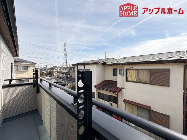 [新築住宅] 坂戸市鶴舞2丁目 4期 全1棟のバルコニー|家族分の洗濯物もしっかり干せます。日当たりも良く、毎日のお洗濯が楽しくなりそう♪お布団は手軽に干せていつもポカポカに☆