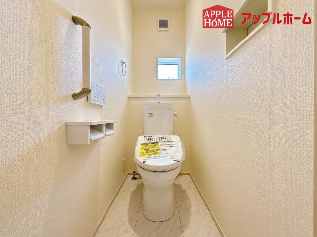 [新築住宅] 坂戸市鶴舞2丁目 4期 全1棟のトイレ|白を基調とした清潔感のある明るい空間。温水洗浄便座付きで、毎日快適・清潔に使用できます。操作しやすい壁面リモコンを採用しています。