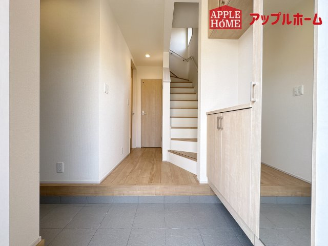 [新築住宅] 坂戸市鶴舞2丁目 4期 全1棟の玄関|住まう人も来客も入った時にワクワクさせてくれるオシャレな玄関♪収納もたっぷりあるので、靴がたくさんあっても安心！