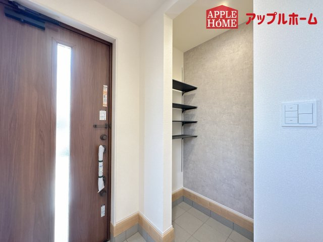 [新築住宅] 坂戸市鶴舞2丁目 4期 全1棟の玄関|明るく清潔感のある玄関でお客様を迎えるスペースをパッと明るい印象に！大容量の収納力で大家族の履物もすっきり収納できます♪