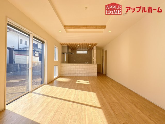 [新築住宅] 坂戸市鶴舞2丁目 4期 全1棟の居間・リビング|窓から差し込む光で家族を温かく包み込みます。明るいリビングで子育てする喜びを☆いつでも見学可能です！