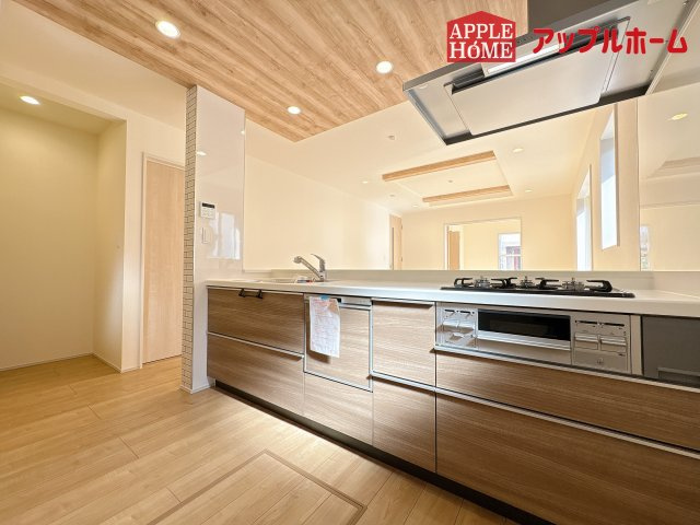 [新築住宅] 坂戸市鶴舞2丁目 4期 全1棟のキッチン|見栄えもよくお手入れもスムーズに出来ます。豊富な収納力もございますので、キッチンスペースをスッキリとお使い頂けそうです。