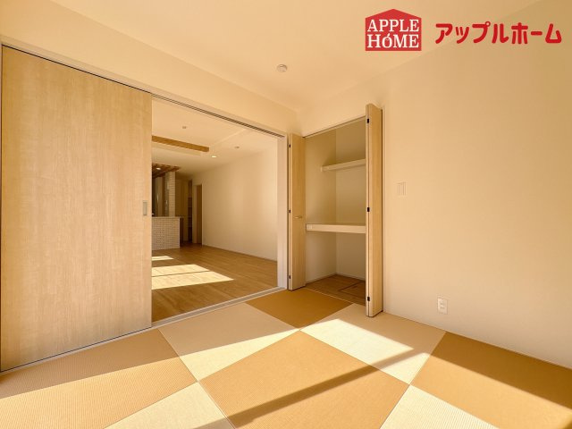 [新築住宅] 坂戸市鶴舞2丁目 4期 全1棟の和室|広々とした居住空間は日々の暮らしを彩り、心のやすらぎと満足感を与えてくれます。通風と採光を考慮した設計は子供たちはのびのび育ち、家族でくつろぎと団らんを生み出します。