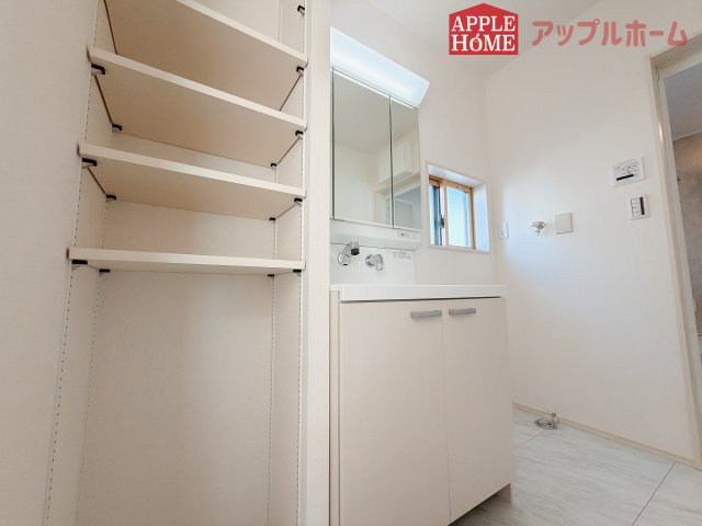 [新築住宅] 羽生市砂山 第1期 全20区画の独立洗面台|ゆとりの洗面スペースで朝の身支度も快適スムーズに。３面鏡で髪のセットやお化粧もストレスなくこなせ、朝から気分良く通勤通学に向かえそうですね！鏡の裏にはたっぷりと収納スペースを標準装備
