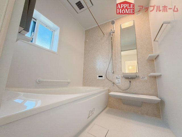 [新築住宅] 羽生市砂山 第1期 全20区画の浴室|窓付きのバスルームは、採光もあり明るく気持ちの良い空間です。窓があることで、換気環境も良好。掃除もスムーズに出来ます