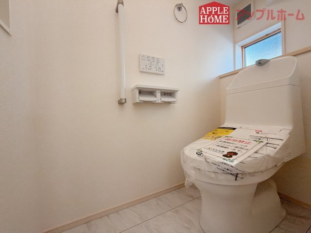 [新築住宅] 羽生市砂山 第1期 全20区画のトイレ|白を基調とした清潔感のある明るい空間。温水洗浄便座付きで、毎日快適・清潔に使用できます。操作しやすい壁面リモコンを採用しています。