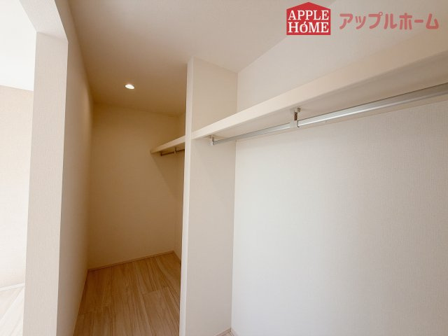 [新築住宅] 羽生市砂山 第1期 全20区画の収納|お洋服を大切にされる方に大変喜ばれる、ウォークインクローゼット。お洋服以外にも掃除機やスーツケースなどを一箇所に集約できるのは魅力ですね！扉が一箇所ですので、お部屋の見た目にもスッキリ！