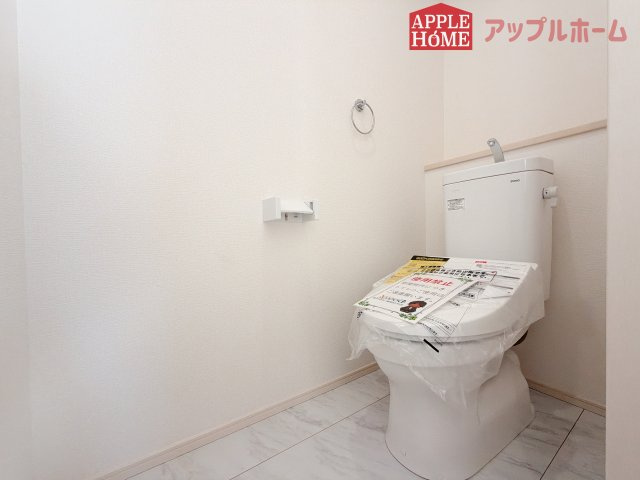 [新築住宅] 羽生市砂山 第1期 全20区画のトイレ|白を基調とした清潔感のある明るい空間。温水洗浄便座付きで、毎日快適・清潔に使用できます。操作しやすい壁面リモコンを採用しています。