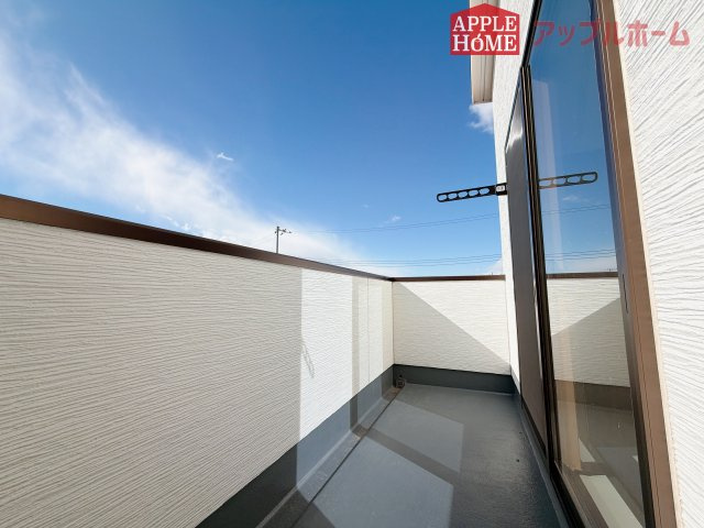 [新築住宅] 羽生市砂山 第1期 全20区画のバルコニー|家族分の洗濯物もしっかり干せます。日当たりも良く、毎日のお洗濯が楽しくなりそう♪お布団は手軽に干せていつもポカポカに☆