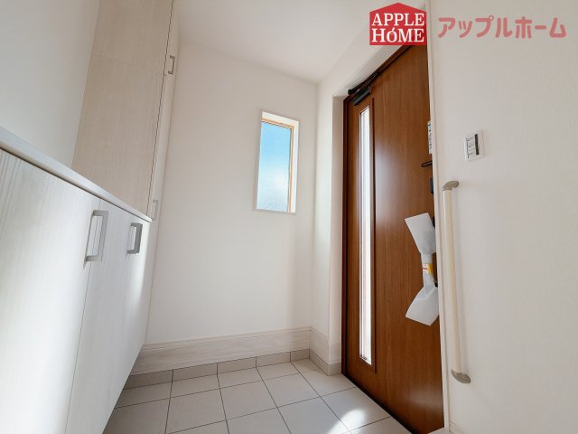 [新築住宅] 羽生市砂山 第1期 全20区画の玄関|住まう人も来客も入った時にワクワクさせてくれるオシャレな玄関♪収納もたっぷりあるので、靴がたくさんあっても安心！