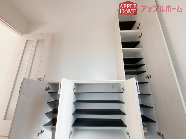 [新築住宅] 羽生市砂山 第1期 全20区画の収納|明るく清潔感のある玄関でお客様を迎えるスペースをパッと明るい印象に！大容量の収納力で大家族の履物もすっきり収納できます♪