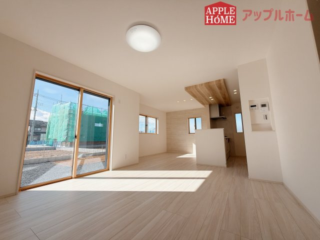 [新築住宅] 羽生市砂山 第1期 全20区画の居間・リビング|窓から差し込む光で家族を温かく包み込みます。明るいリビングで子育てする喜びを☆いつでも見学可能です！