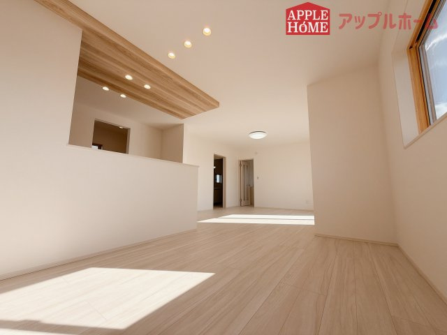 [新築住宅] 羽生市砂山 第1期 全20区画の居間・リビング|広々リビング×対面キッチンで家族の会話も弾みます♪家族団らんの秘訣は間取りにあり☆夢のマイホームを一緒に叶えましょう！