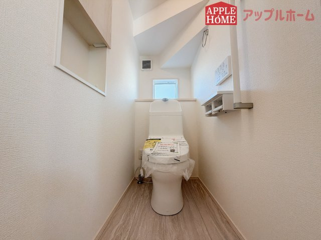[新築住宅] 羽生市砂山 第1期 全20区画のトイレ|白を基調とした清潔感のある明るい空間。温水洗浄便座付きで、毎日快適・清潔に使用できます。操作しやすい壁面リモコンを採用しています。