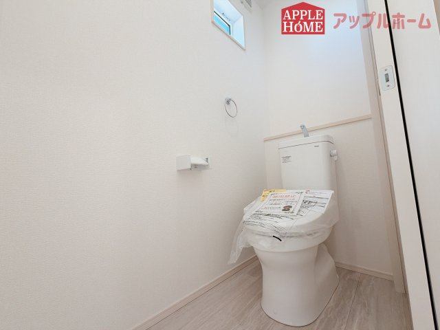 [新築住宅] 羽生市砂山 第1期 全20区画のトイレ|白を基調とした清潔感のある明るい空間。温水洗浄便座付きで、毎日快適・清潔に使用できます。操作しやすい壁面リモコンを採用しています。