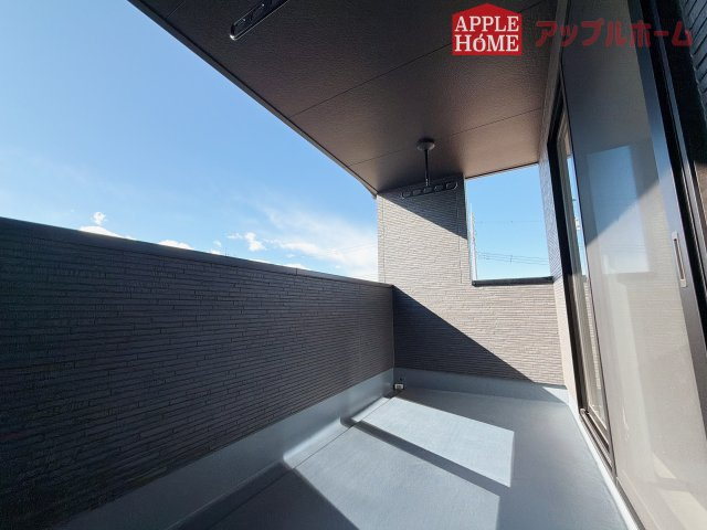 [新築住宅] 羽生市砂山 第1期 全20区画のバルコニー|家族分の洗濯物もしっかり干せます。日当たりも良く、毎日のお洗濯が楽しくなりそう♪お布団は手軽に干せていつもポカポカに☆