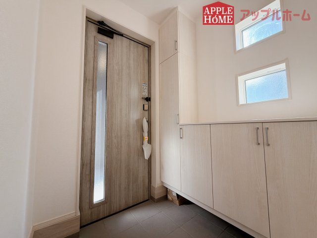 [新築住宅] 羽生市砂山 第1期 全20区画の玄関|住まう人も来客も入った時にワクワクさせてくれるオシャレな玄関♪収納もたっぷりあるので、靴がたくさんあっても安心！