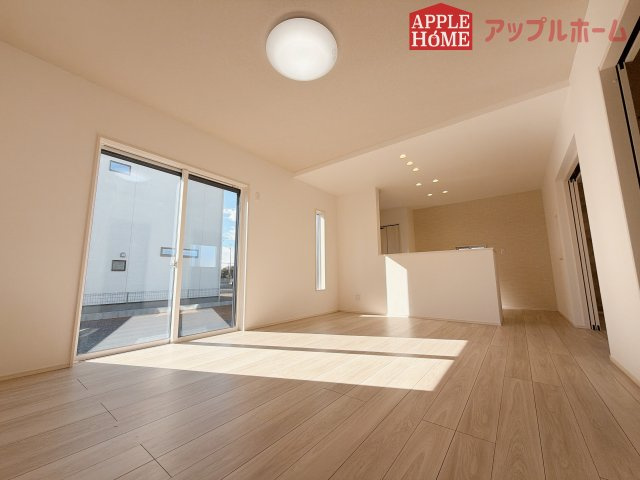 [新築住宅] 羽生市砂山 第1期 全20区画の居間・リビング|広々リビング×対面キッチンで家族の会話も弾みます♪家族団らんの秘訣は間取りにあり☆夢のマイホームを一緒に叶えましょう！
