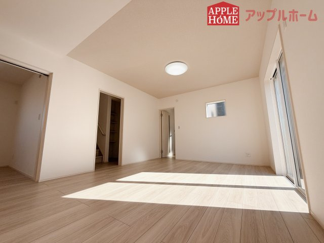 [新築住宅] 羽生市砂山 第1期 全20区画の居間・リビング|窓から差し込む光で家族を温かく包み込みます。明るいリビングで子育てする喜びを☆いつでも見学可能です！