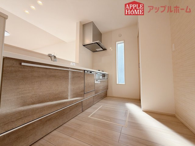 [新築住宅] 羽生市砂山 第1期 全20区画のキッチン|対面式キッチンは、家族のコミュニケーションを育み、子育て家族にも好適なプラン！リビングで寛ぐご家族をいつも感じられます♪会話を楽しみながら家事ができ、小さいお子様がいても安心です！