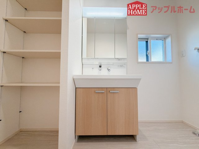 [新築住宅] 羽生市砂山 第1期 全20区画の独立洗面台|ゆとりの洗面スペースで朝の身支度も快適スムーズに。３面鏡で髪のセットやお化粧もストレスなくこなせ、朝から気分良く通勤通学に向かえそうですね！鏡の裏にはたっぷりと収納スペースを標準装備