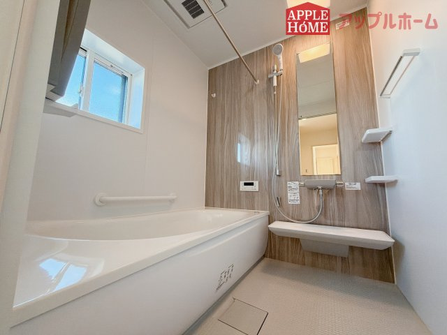 [新築住宅] 羽生市砂山 第1期 全20区画の浴室|窓付きのバスルームは、採光もあり明るく気持ちの良い空間です。窓があることで、換気環境も良好。掃除もスムーズに出来ます