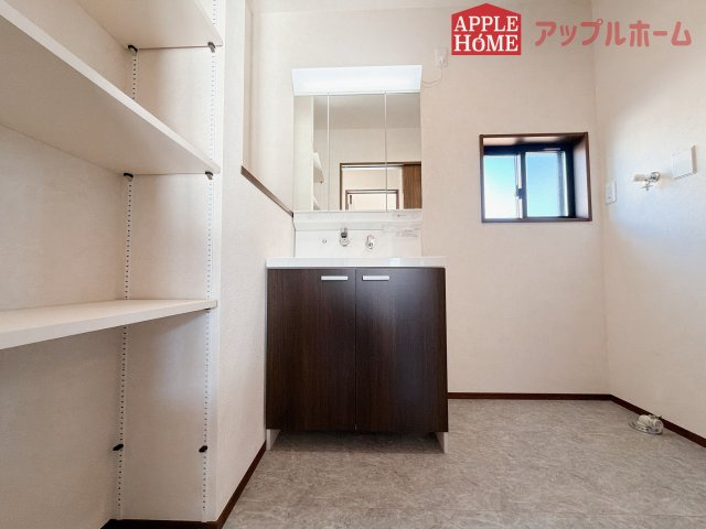 [新築住宅] 羽生市砂山 第1期 全20区画の独立洗面台|ゆとりの洗面スペースで朝の身支度も快適スムーズに。３面鏡で髪のセットやお化粧もストレスなくこなせ、朝から気分良く通勤通学に向かえそうですね！鏡の裏にはたっぷりと収納スペースを標準装備