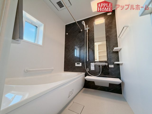 [新築住宅] 羽生市砂山 第1期 全20区画の浴室|窓付きのバスルームは、採光もあり明るく気持ちの良い空間です。窓があることで、換気環境も良好。掃除もスムーズに出来ます