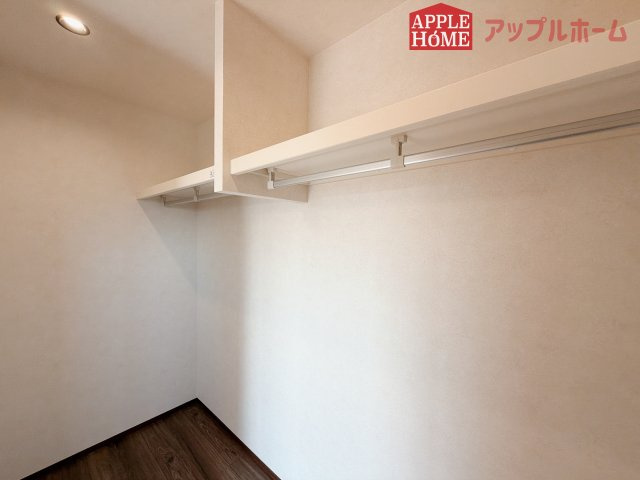 [新築住宅] 羽生市砂山 第1期 全20区画の収納|お洋服を大切にされる方に大変喜ばれる、ウォークインクローゼット。お洋服以外にも掃除機やスーツケースなどを一箇所に集約できるのは魅力ですね！扉が一箇所ですので、お部屋の見た目にもスッキリ！